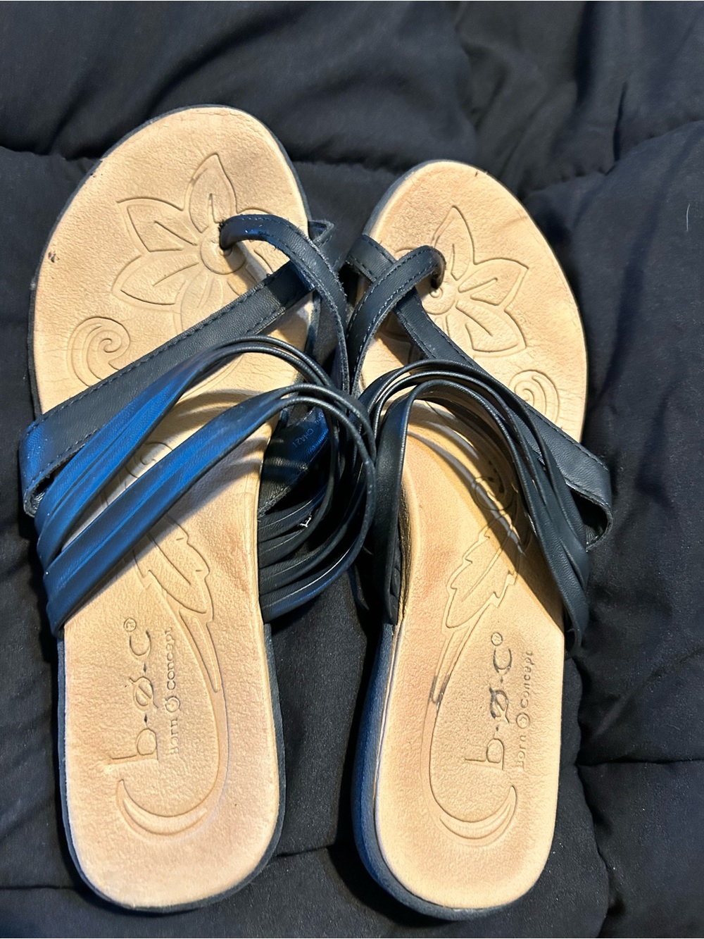 boc Black Leather Strappy Toe-Loop Sandals size 7